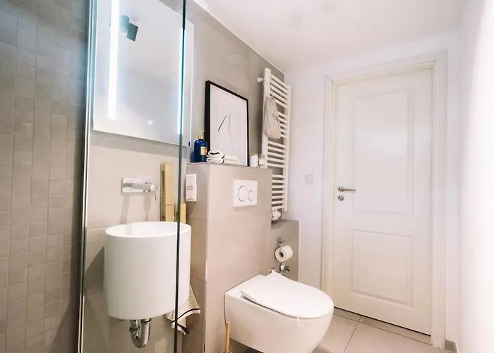 Luxus - Vollmoebliert - Zentral - Kliniknaehe *